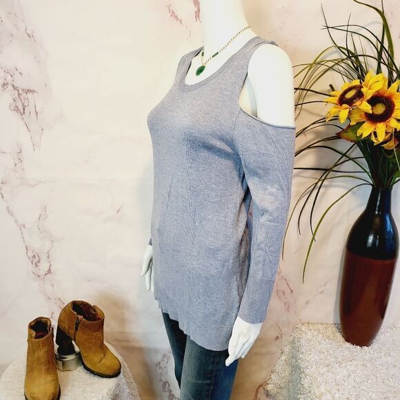 Tahari amazingly soft baby blue cold shoulder sweater - Picture 2 of 7